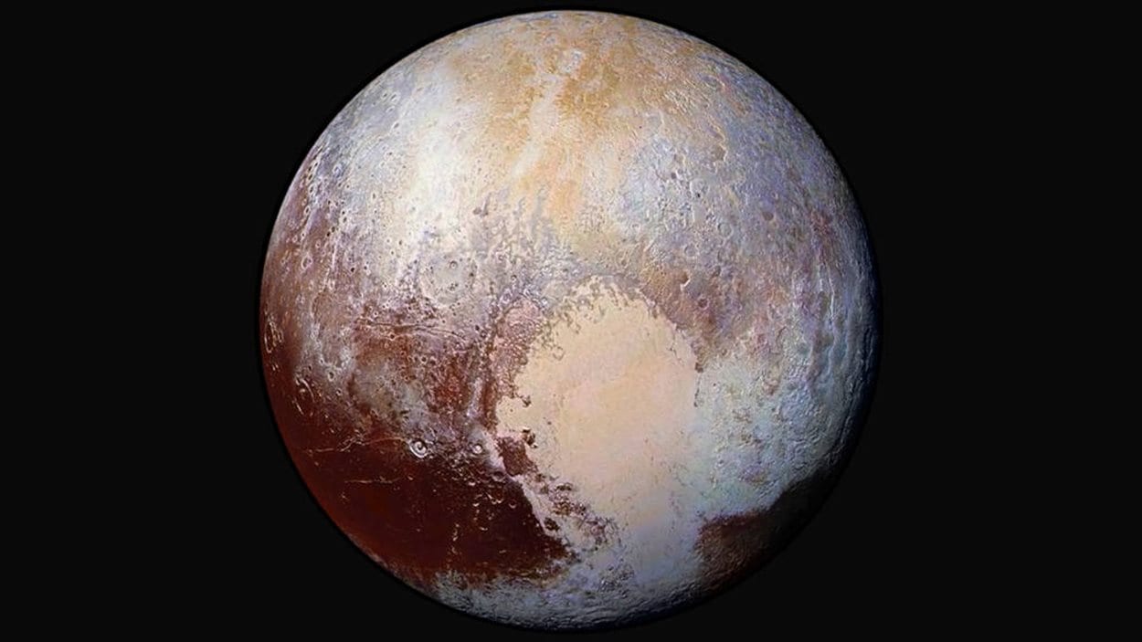 Una nueva imagen de Plutón, revelada por la NASA el 24 de julio, está saturada de colores para poder determinar su superficie en detalle.