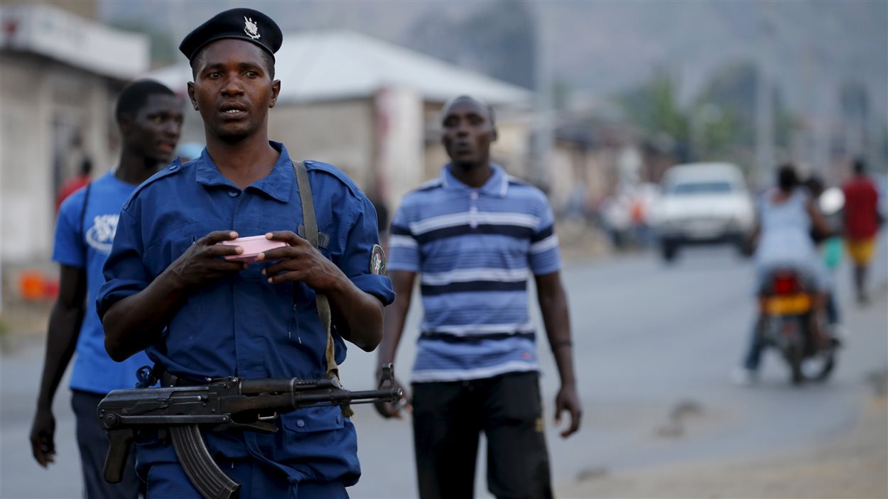 Au Burundi, la police patrouille les rues du quartier de Musaga, dans la capitale Bujumbura, après la sortie des résultats des élections présidentielles.