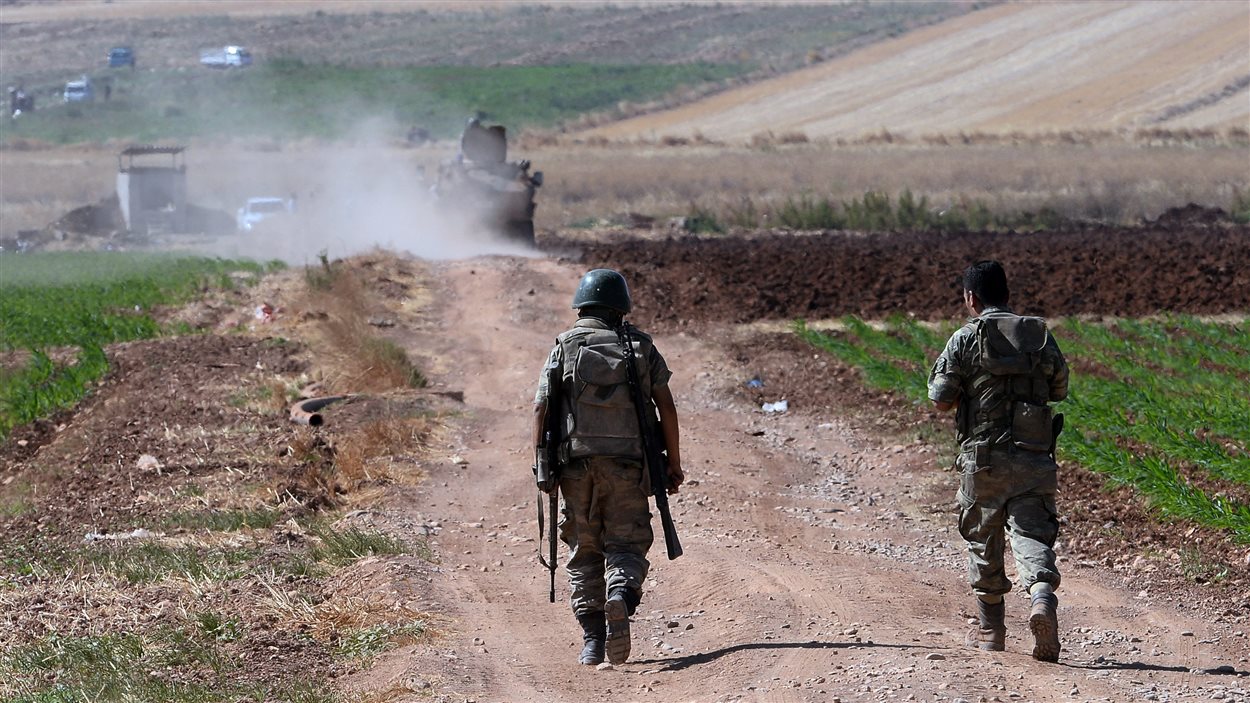 Des soldats turcs patrouillent près de Kilis, près de la frontière syrienne, le 24 juillet 2015.