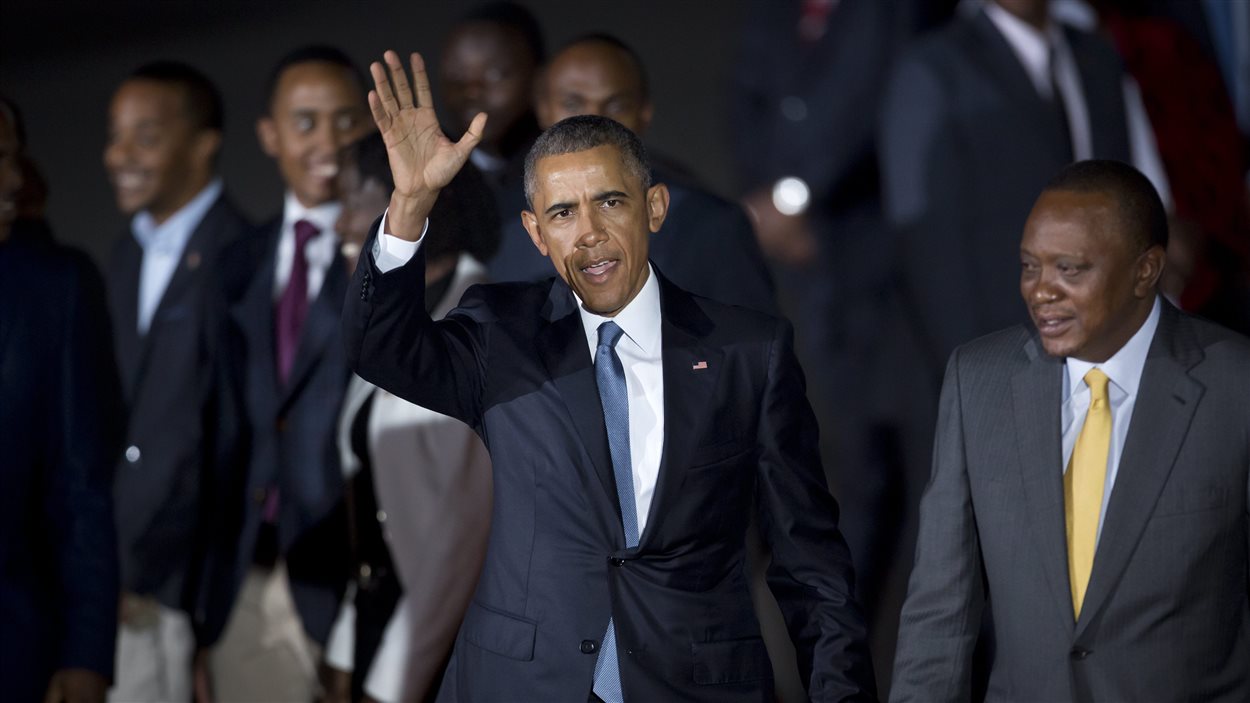 Le président Obama accueilli à Nairobi par le président kenyan Uhuru Kenyatta, le 24 juillet 2015