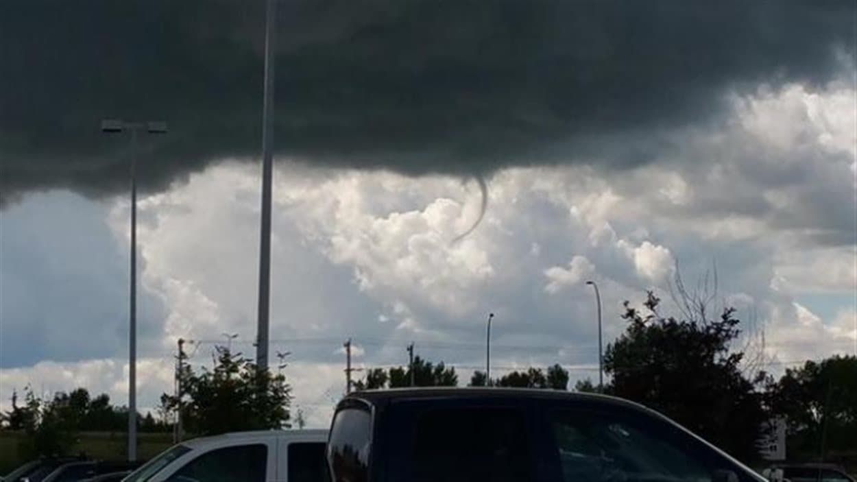 nuage en entonnoir vs tornade