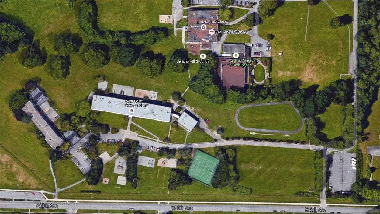 La parcelle comprend le centre communautaire Jericho Hill, une piscine et la West Point Grey Academy.