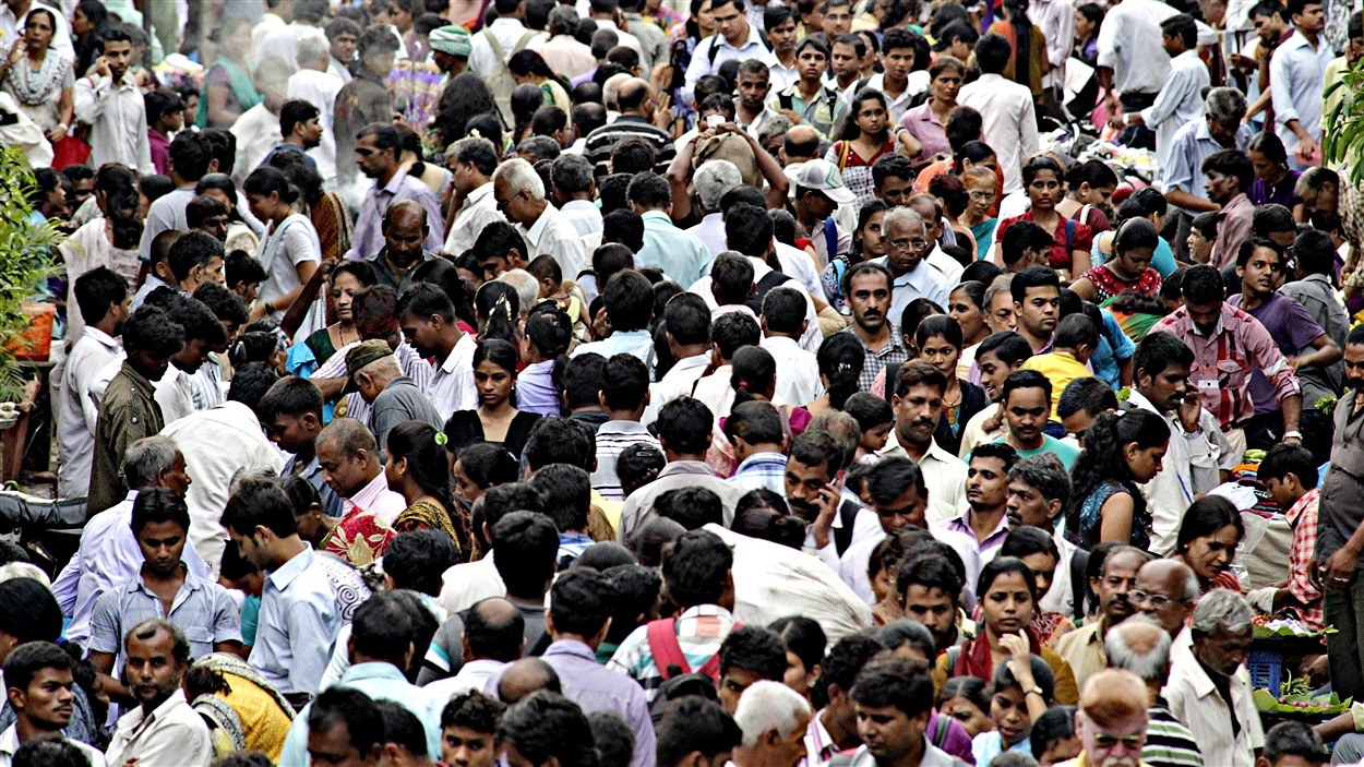 Une foule dans un marché de Mumbai, en Inde