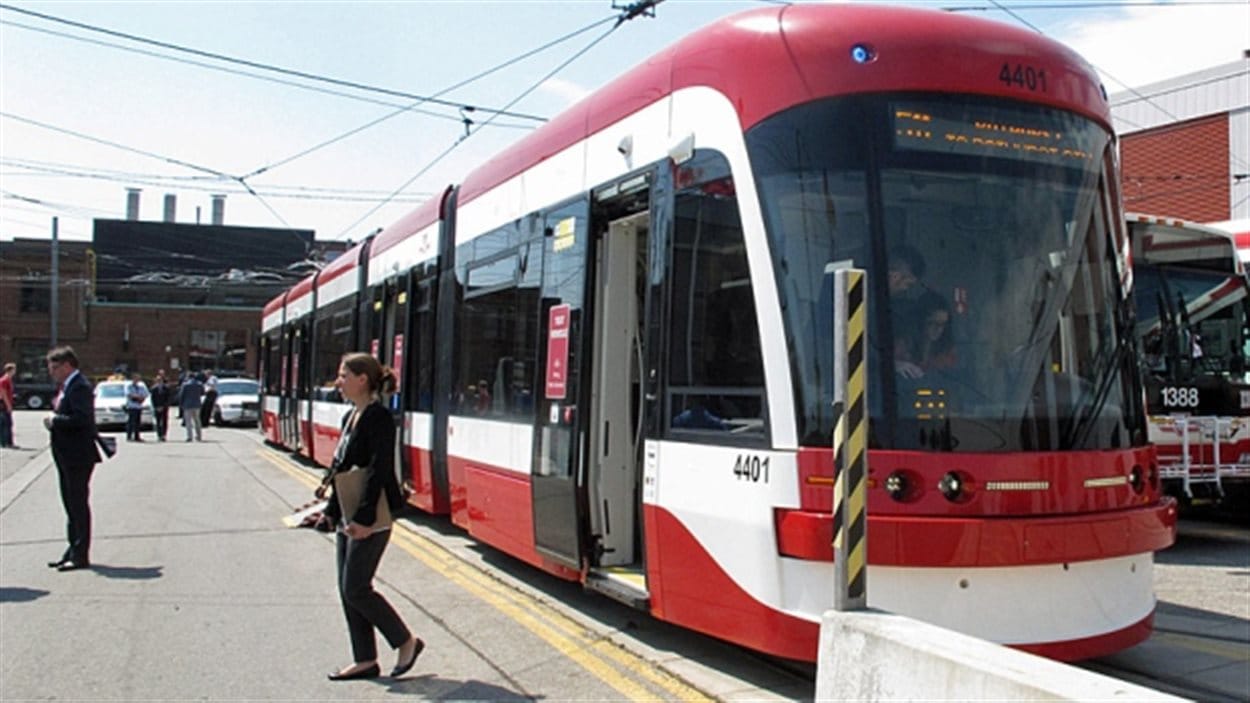 L'un des nouveaux tramways de Toronto fabriqués par Bombardier