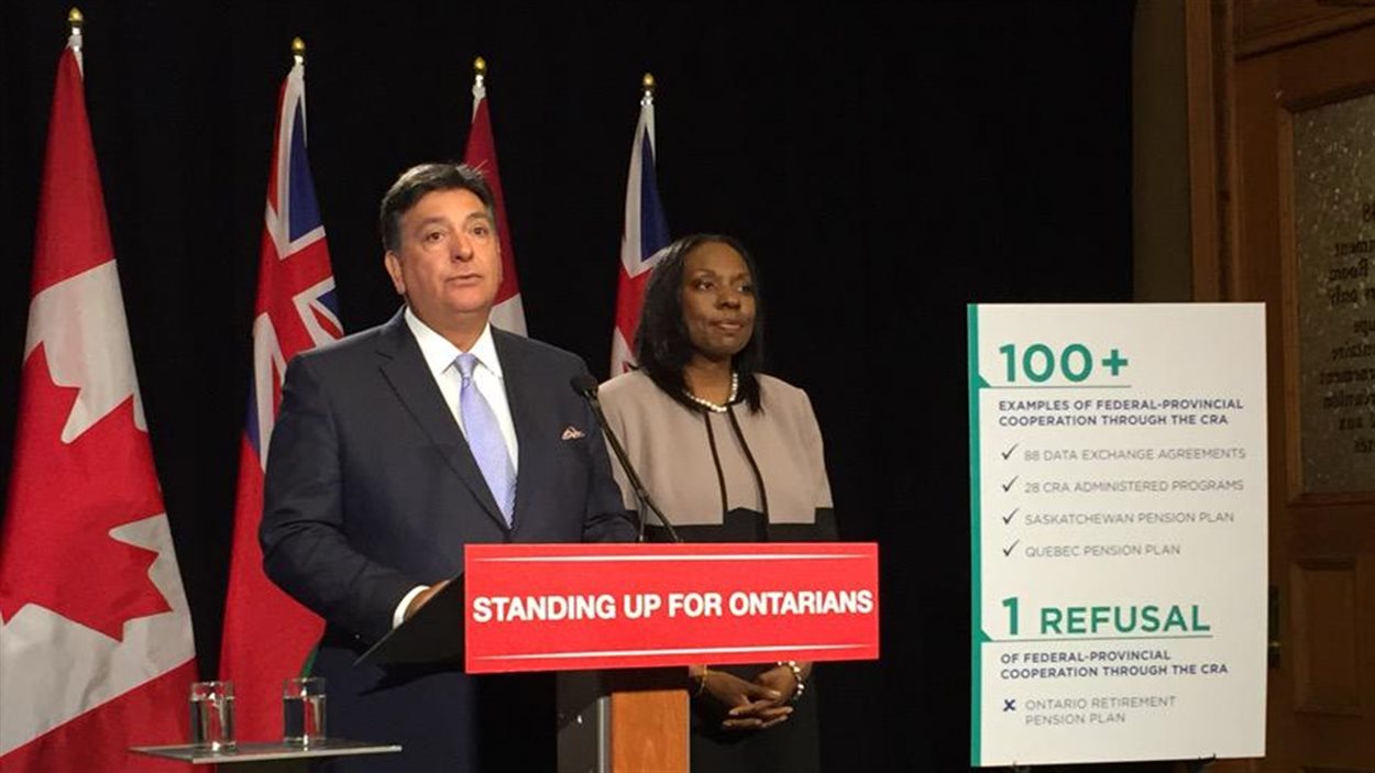 Charles Sousa accompagné de Mitzie Hunter demande la collaboration du gouvernement fédéral.