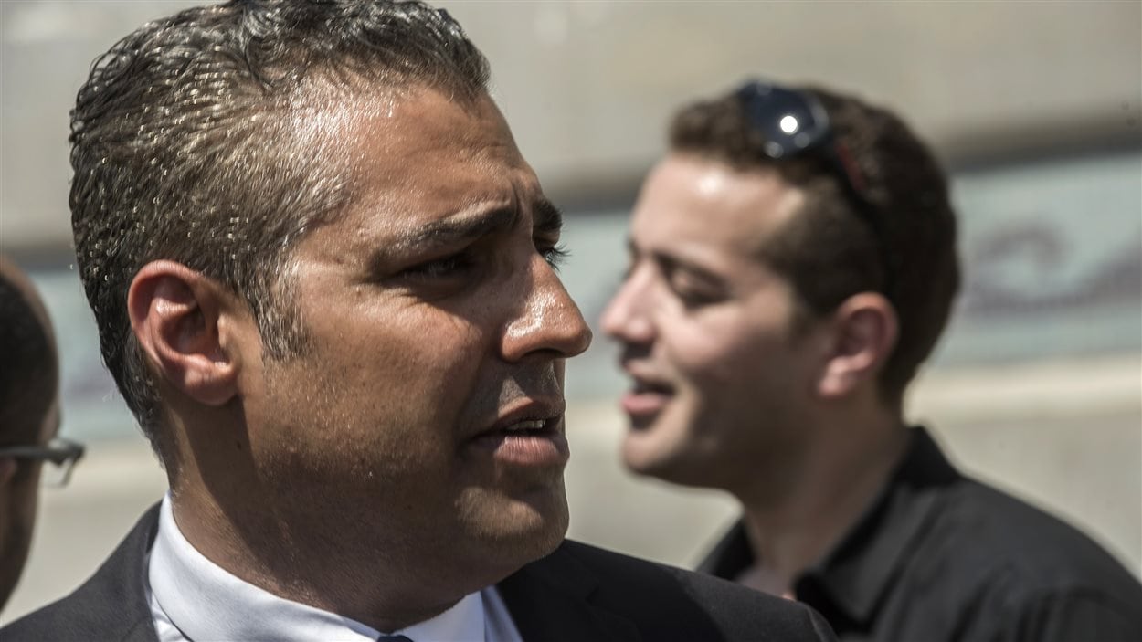 Mohamed Fahmy et son collègue Baher Mohamed, à l'extérieur du tribunal où le verdict devait être rendu jeudi.