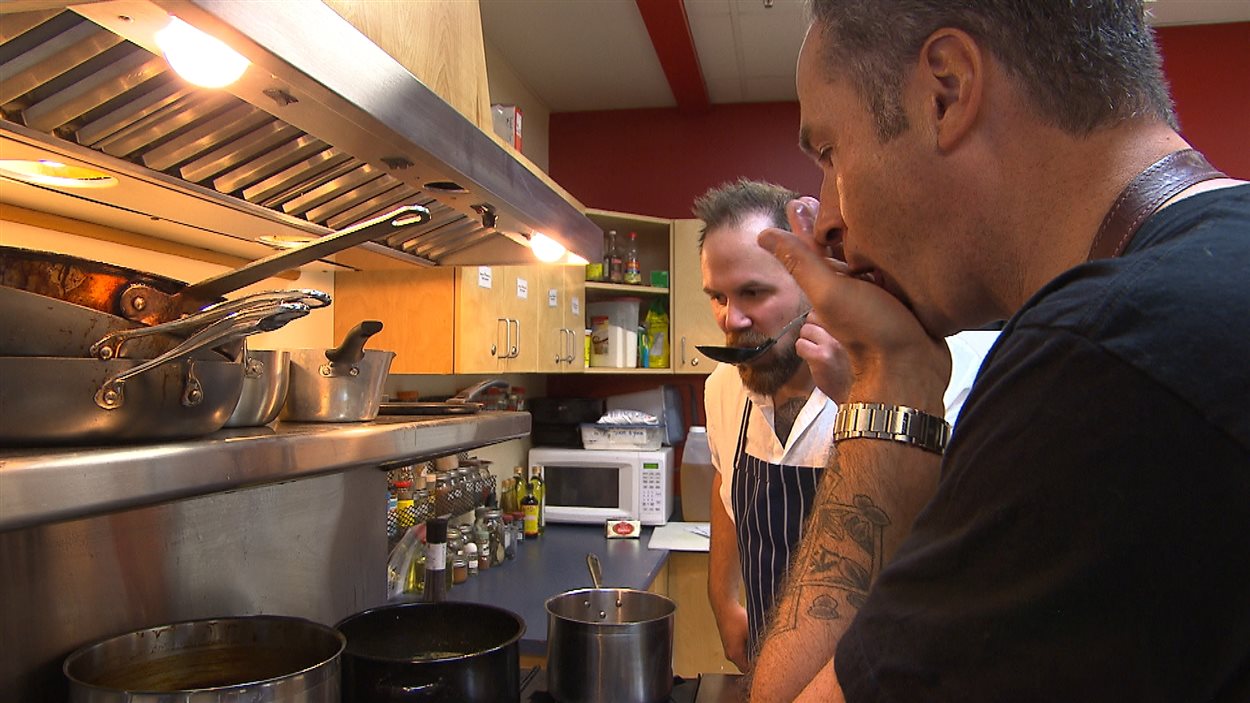 les chefs goûtent à une sauce