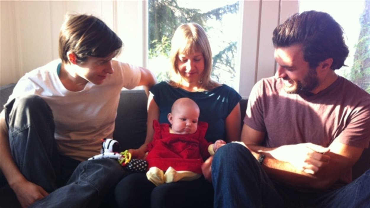 Anna Richards, Danielle Wiley et Shawn Kangro avec leur bébé Della Wolf Kangro Wiley Richards en 2014. 
