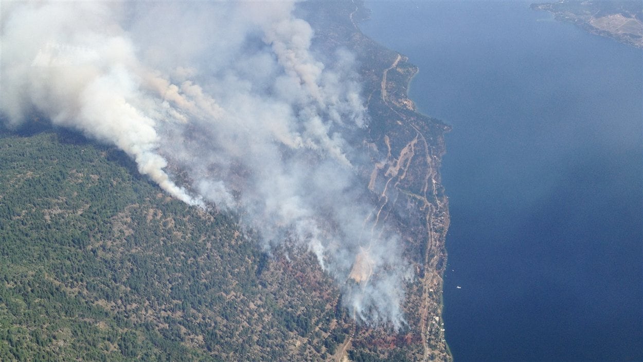 Vue aérienne du feu de Westside Road à Kelowna.