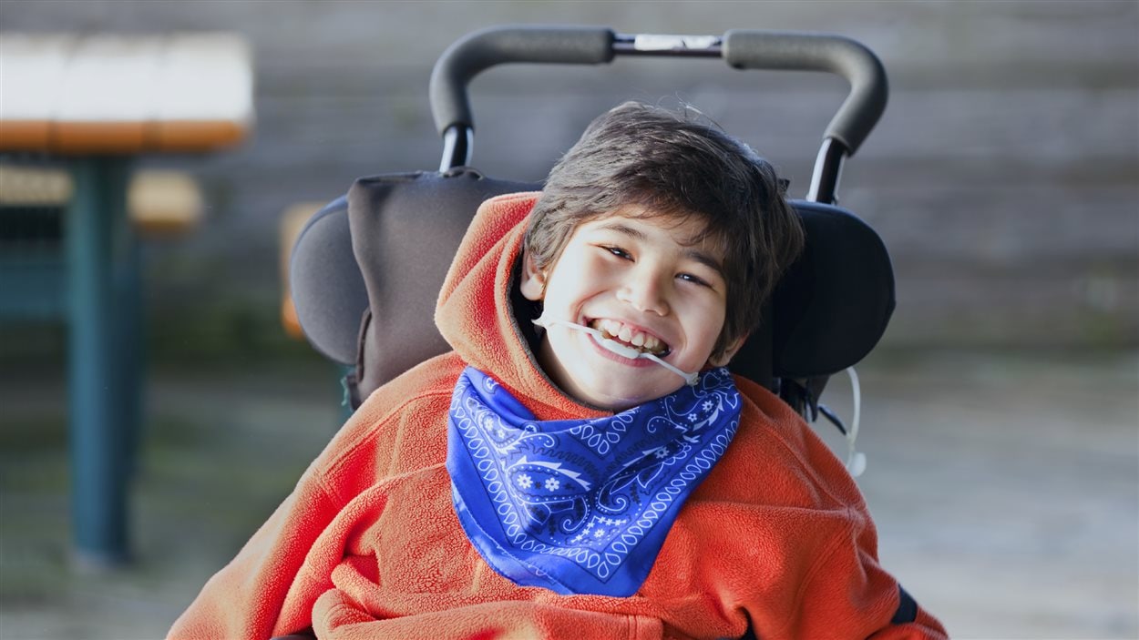 Un enfant atteint de la paralysie cérébrale.