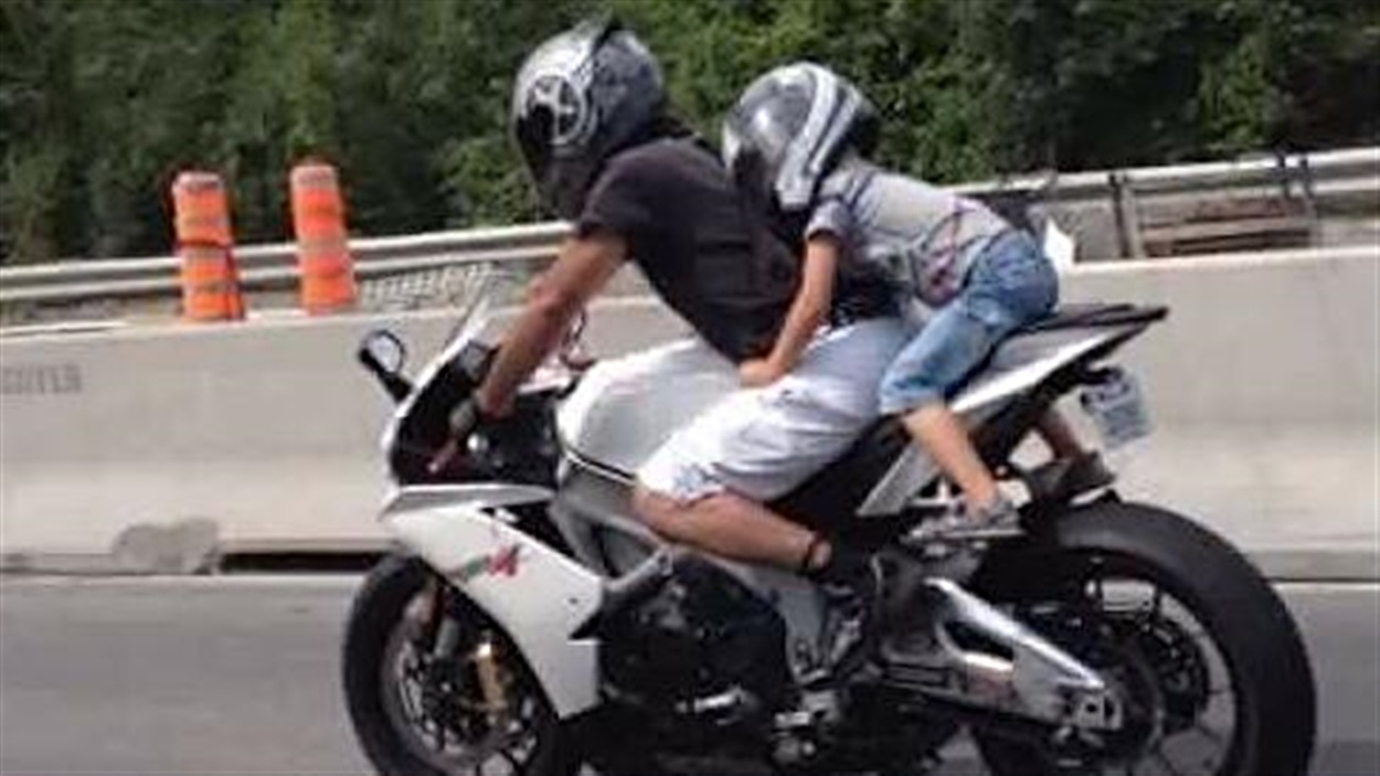 Enfant A Moto Sur L Autoroute Une Pratique Deroutante Pour Certains Mais Legale Radio Canada Ca