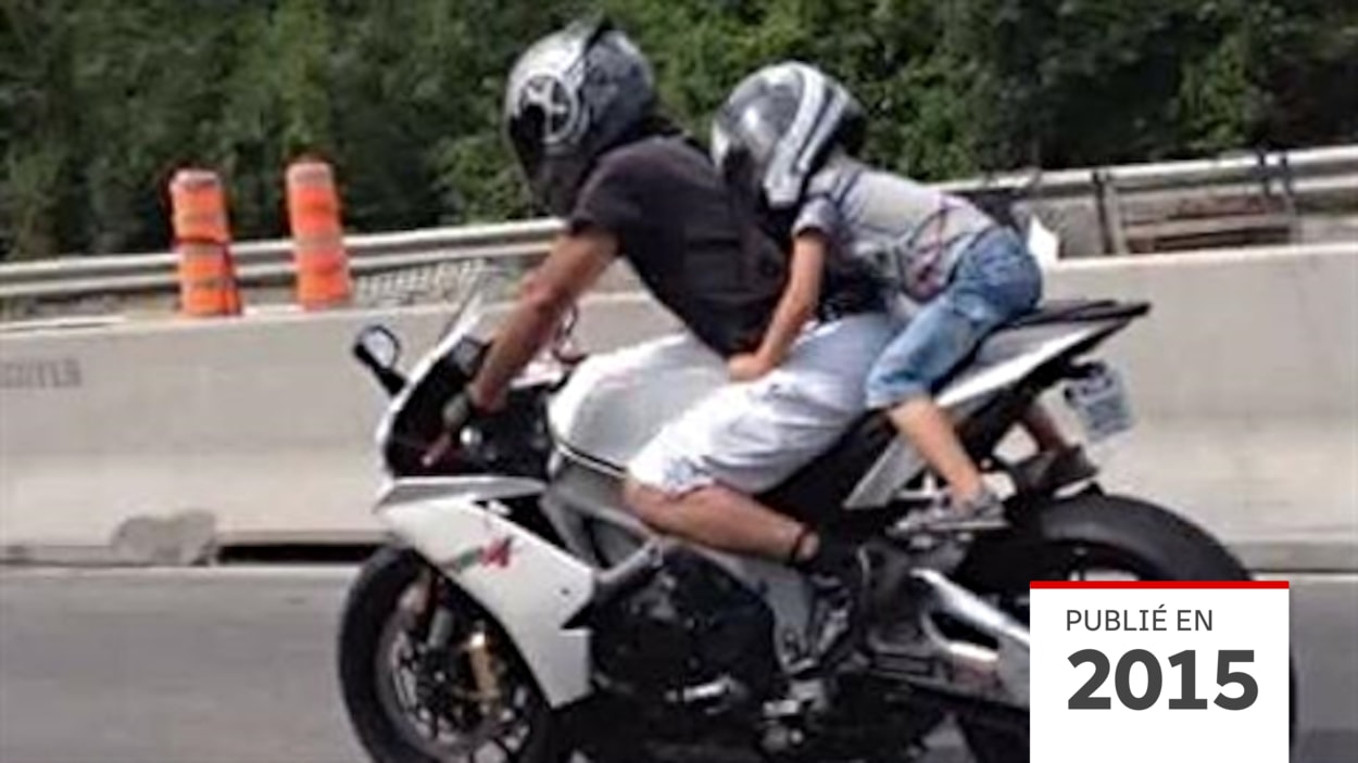 Enfant à moto sur l'autoroute : une pratique déroutante pour