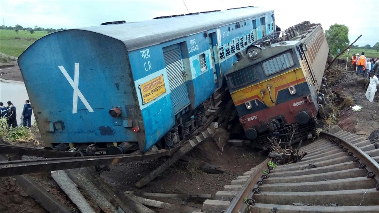 Double déraillement de train près de la ville de Harda, à 950 kilomètres au sud de New Dehli, en Inde