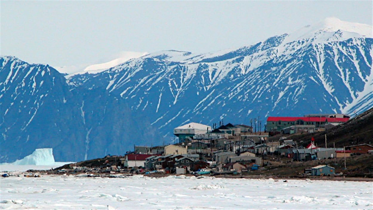 Une photo de la communauté de Pond Inlet, sur l'île de Baffin, au Nunavut.