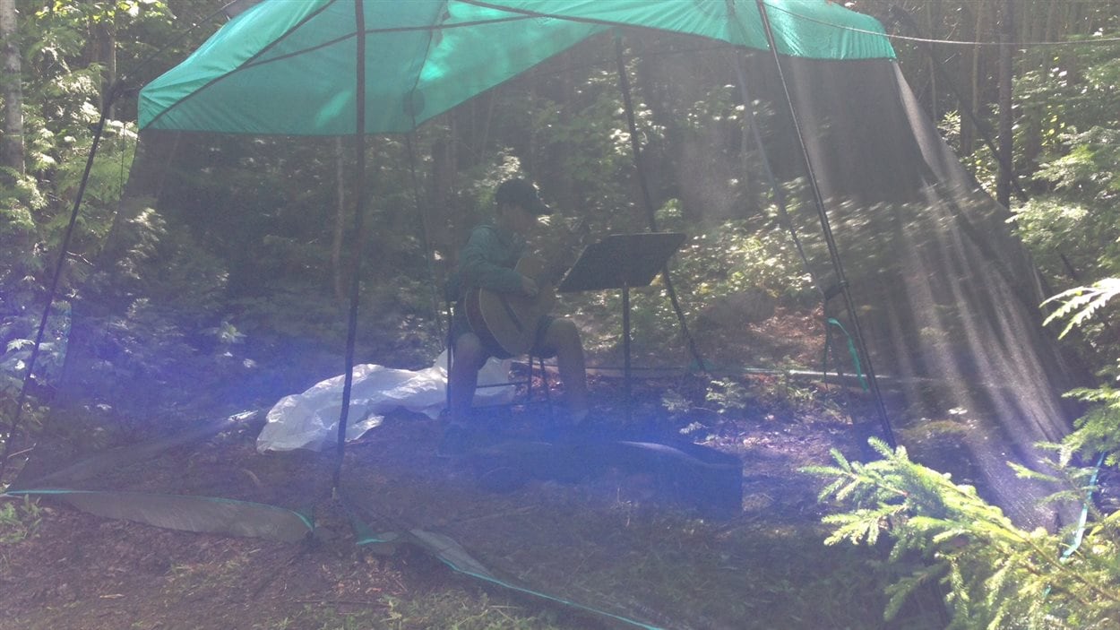 Le Camp musical du lac Matapédia manque tellement de locaux que certains jeunes doivent répéter dans des abris-moustiquaires.
