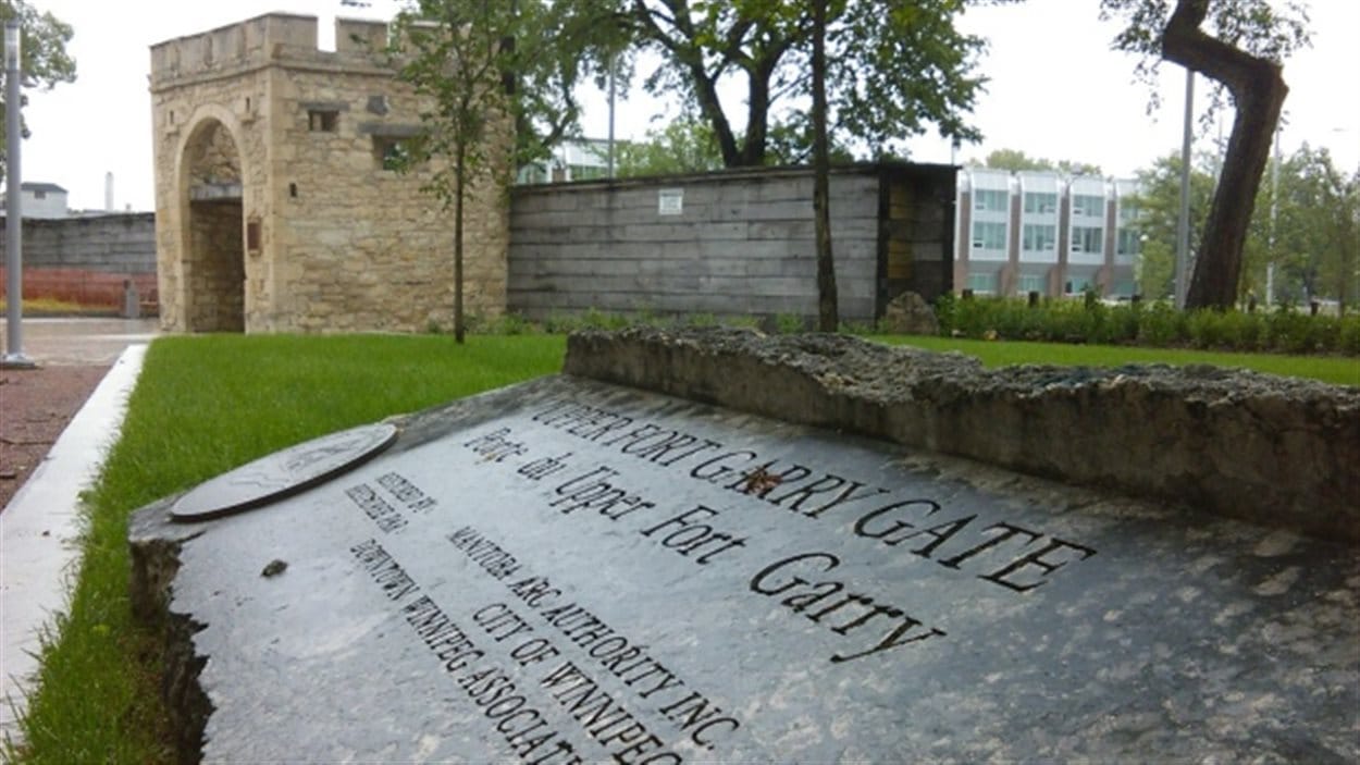Les clôtures ont été retirées et les visiteurs peuvent maintenant marcher dans le nouveau parc provincial Upper Fort Garry sur la rue Main, à Winnipeg.