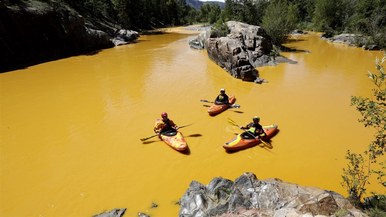 Déversement des résidus d'une mine d'or dans la rivière Animas au Colorado