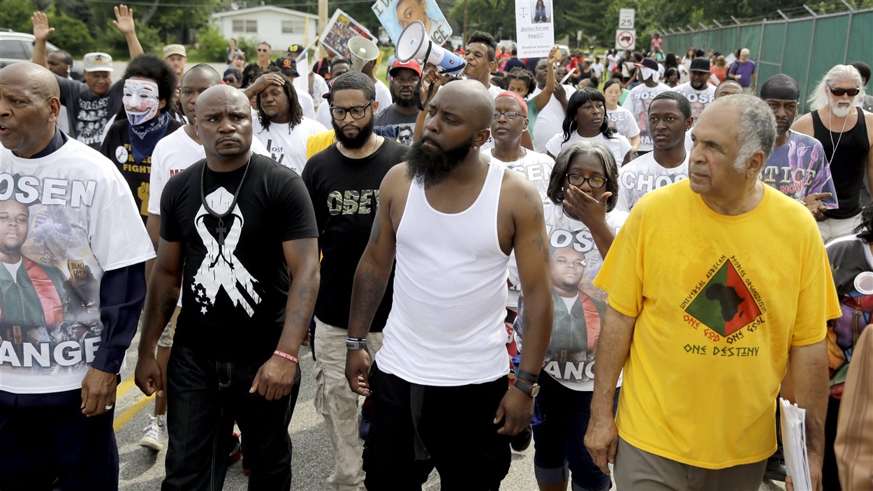 Le père de Michael Brown (au centre), ce jeune Noir abattu par un policier blanc l'an dernier, participait à une marche commémorative à Ferguson, au Missouri, le 8 août.