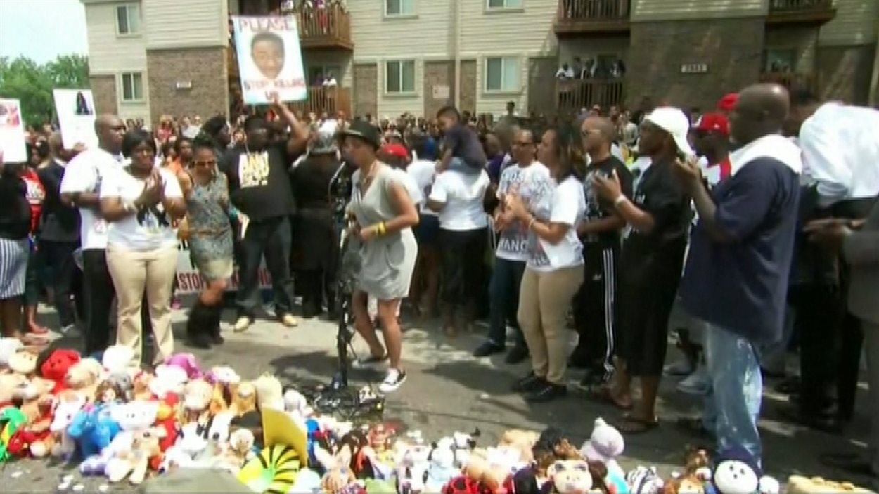 Un an après, des gens se réunissent à Ferguson pour commémorer la mort de Michael Brown, cet adolescent noir tué par un policier blanc.