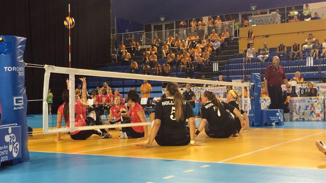 Les Canadiennes contre les Américaines en volleyball assis