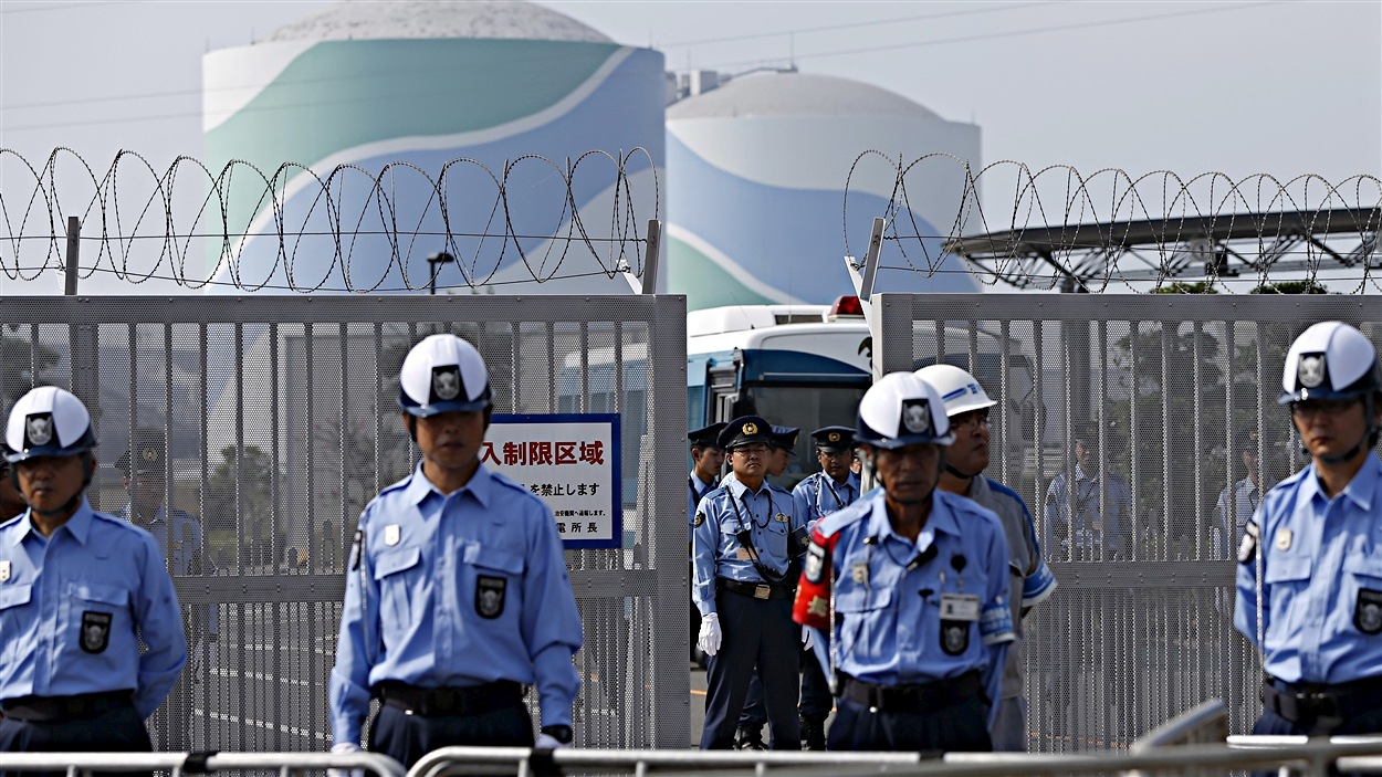 Des policiers devant la centrale nucléaire de Senda