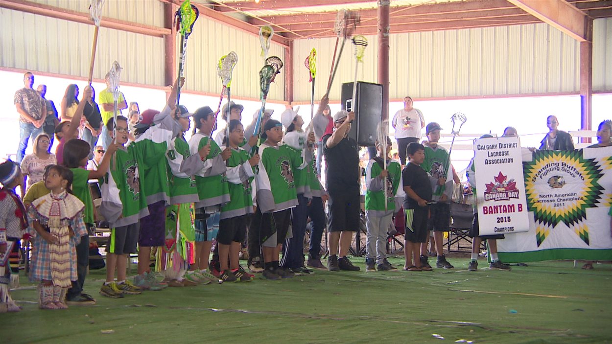 L'équipe de crosse de la Première Nation Standing Buffalo au pow-wow la semaine dernière.