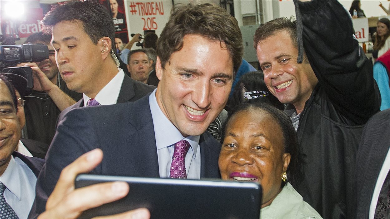 Justin Trudeau s'arrête pour une photo avec une partisane lors d'une visite dans sa circonscription de Papineau.