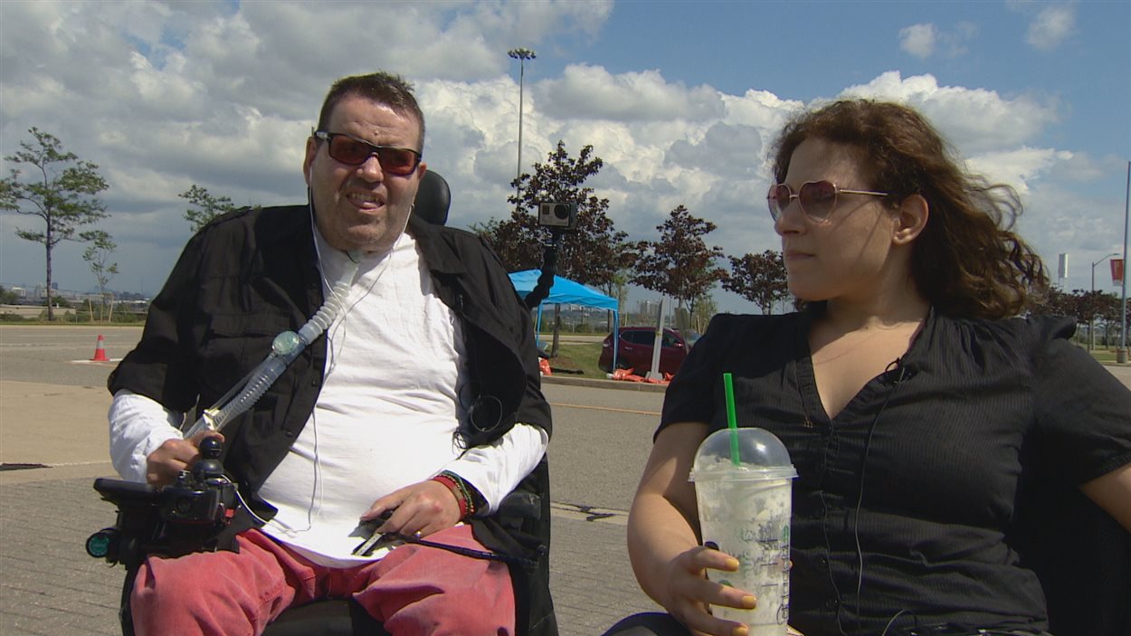 Neil et Diane, deux torontois en fauteuil roulant, ont accepté de tester les services accessibles offerts aux Jeux parapanaméricains
