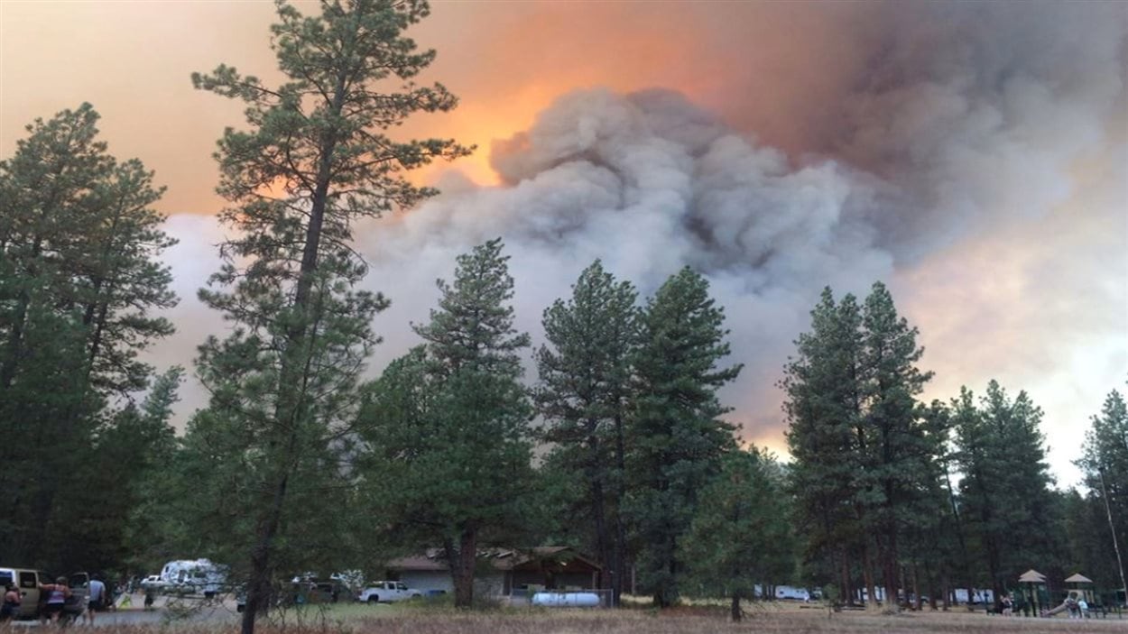 Une épaisse fumée et les flammes démontrent l'intensité du feu de forêt près de Rock Creek