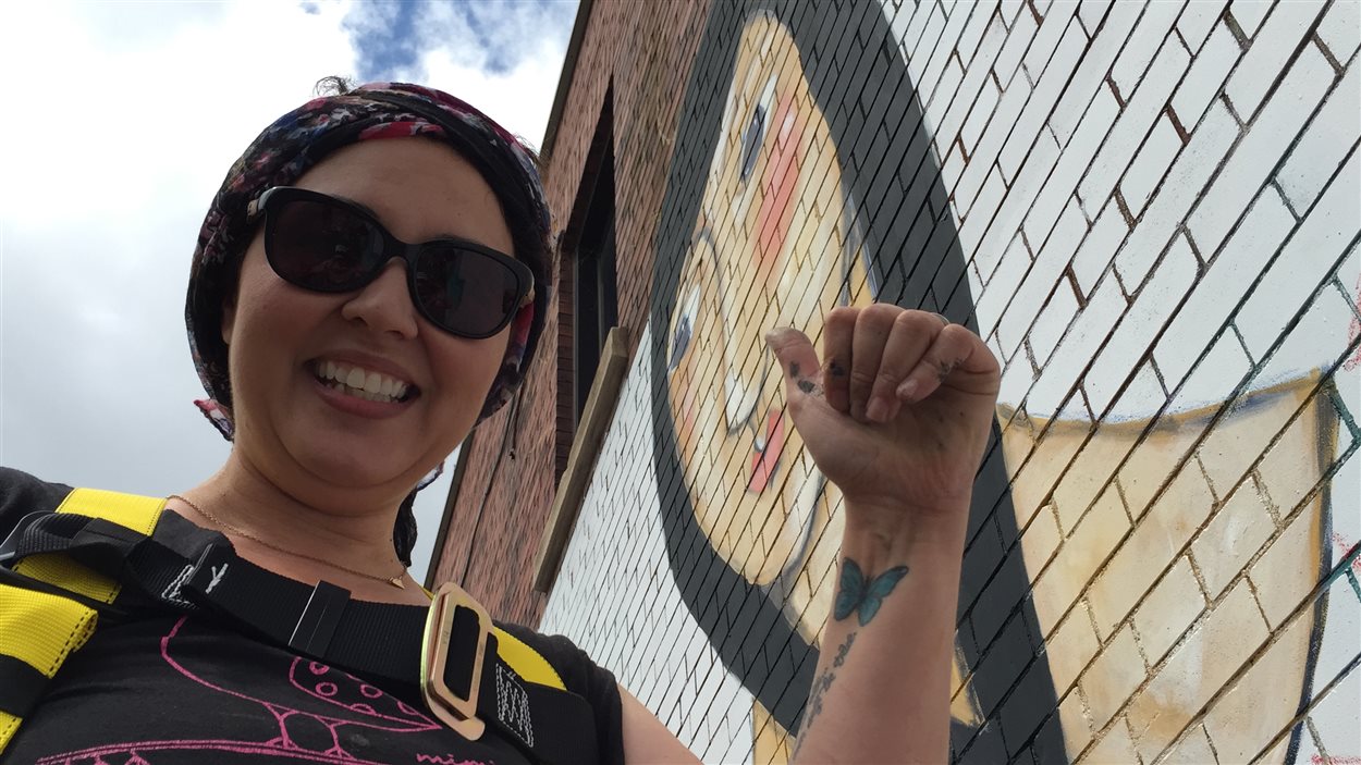 Danielle Daniel a peint sa murale dans la ruelle Medina, à Sudbury.