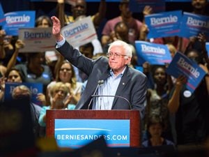 Le candidat démocrate à la présidentielle de 2016, Bernie Sanders, au Centre des congrès de Phoenix, en Arizona, le 18 juillet 2015, devant une foule de 11 000 personnes.