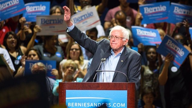 Le candidat démocrate à la présidentielle de 2016, Bernie Sanders, au Centre des congrès de Phoenix, en Arizona, le 18 juillet 2015, devant une foule de 11 000 personnes.