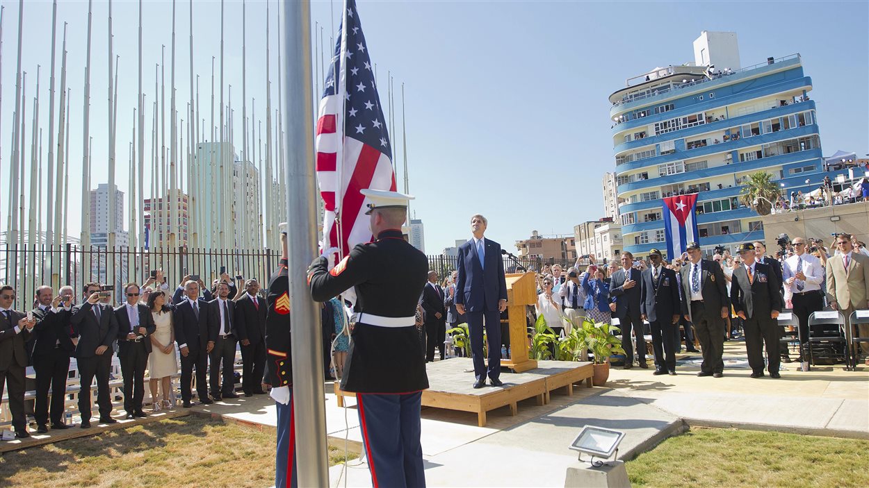 Le drapeau américain a été hissé lors de la cérémonie de la réouverture de l'ambassade américaine à La Havane, à Cuba.