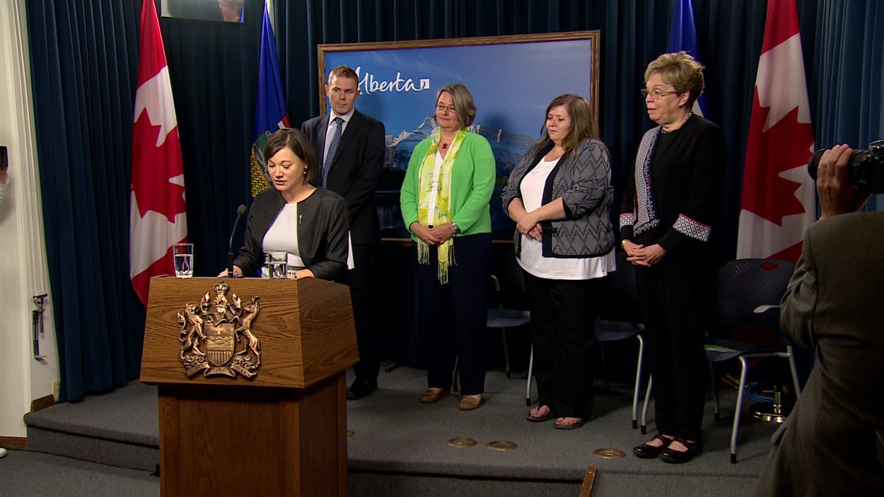 La ministre de l'Environnement Shannon Philips présentent son panel d'experts en changements climatiques.