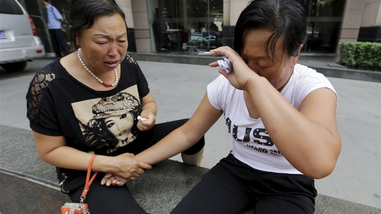 La mère d'un des pompiers qui manquent à l'appel après l'explosion à Tianjin est inconsolable.