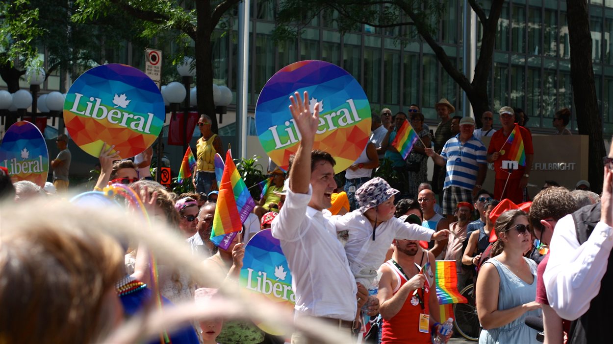 Justin Trudeau prend un bain de foule au défilé de la fierté 2015.