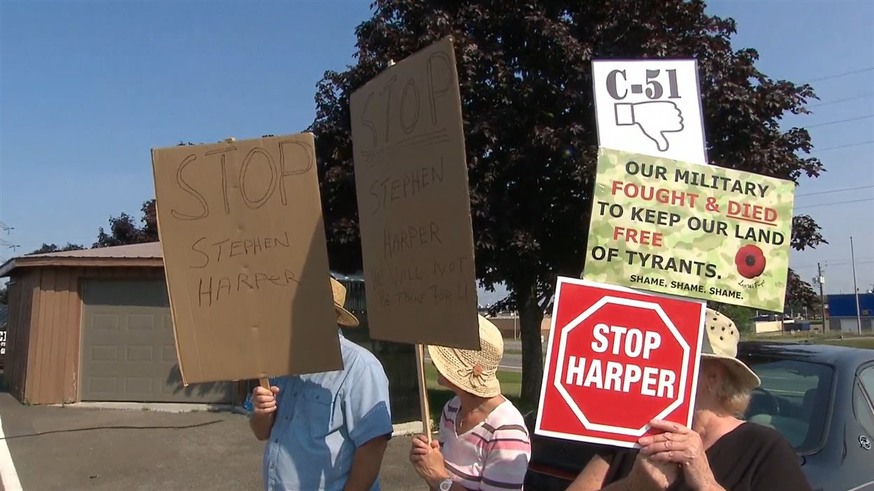 Un groupe manifeste contre la réélection de Stephen Harper, à Fredericton, le 17 août.
