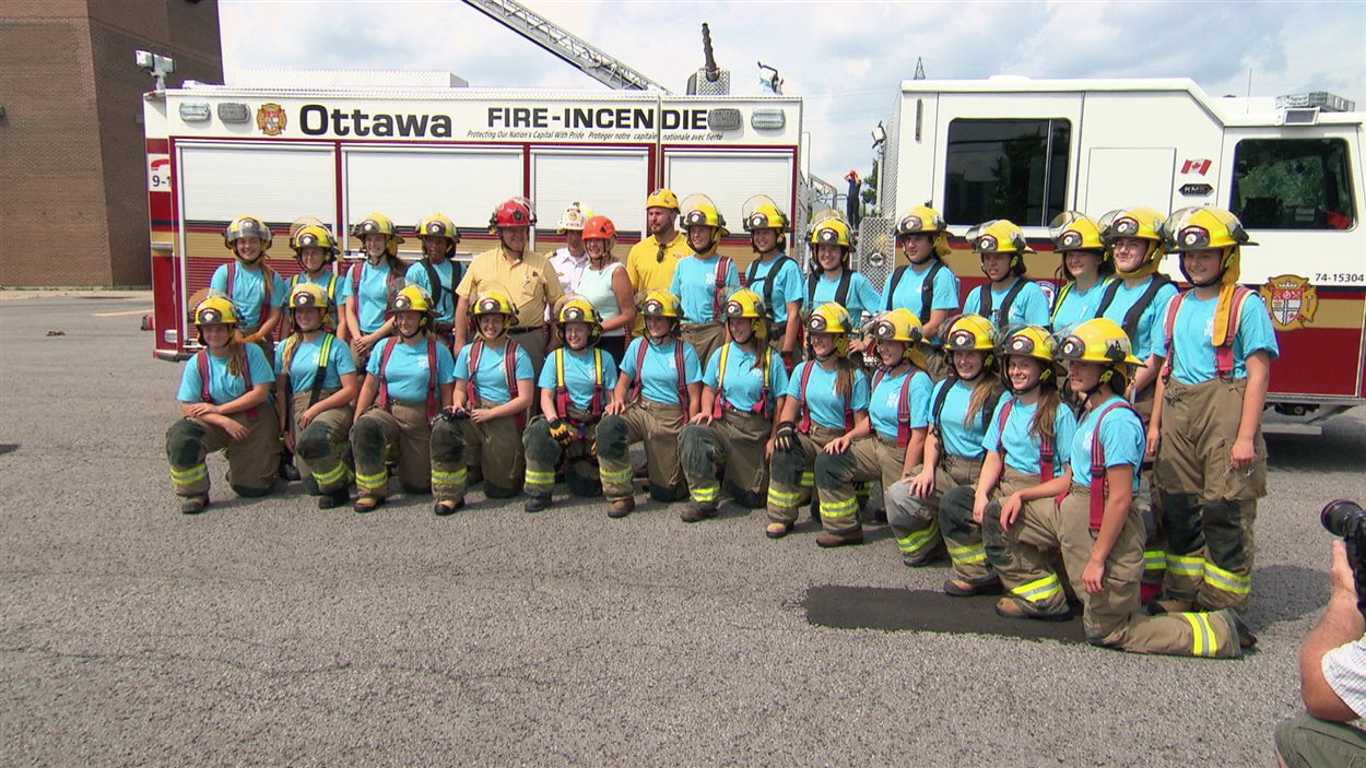 Une photo de groupe des jeunes femmes qui participent à la formation destinées aux pompières à Ottawa.