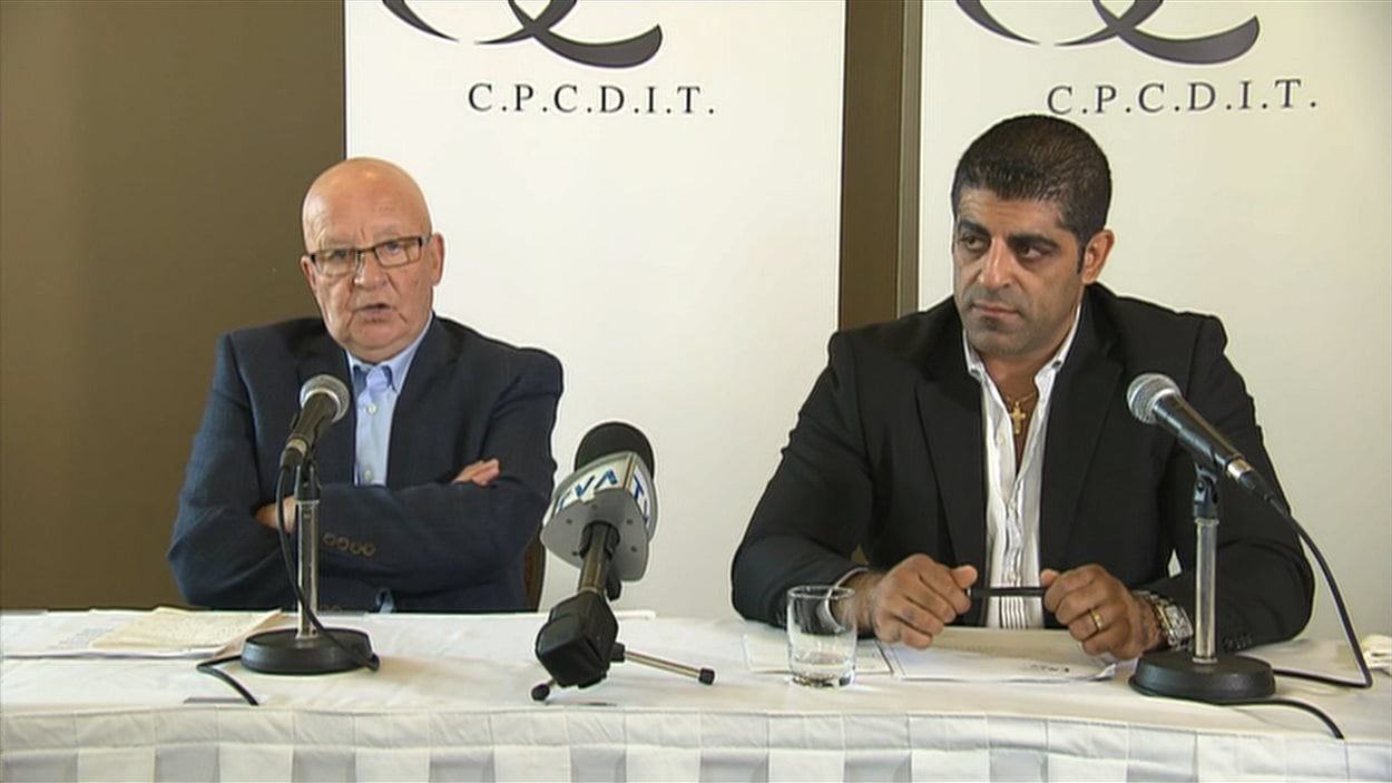 Le négociateur du Comité provincial de concertation et de développement de l'industrie du taxi, Guy Chevrette (à g.) et le président du conseil d'administration, Dory Saliba.
