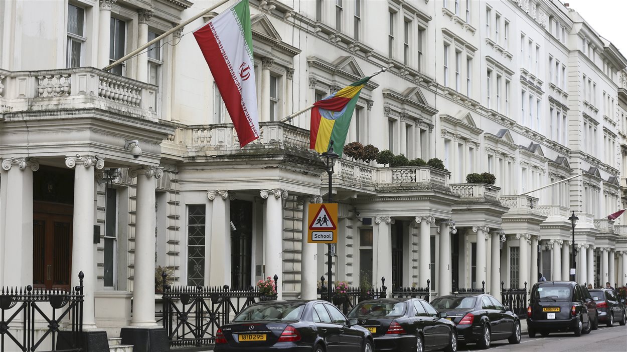 Le drapeau iranien flotte devant l'ambassade iranienne à Londres.