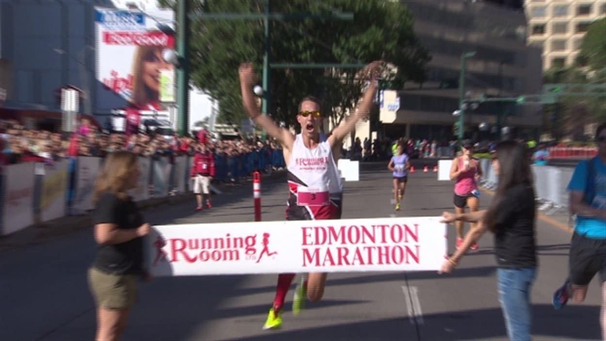 Tom McGrath, le gagnant du marathon d'Edmonton 2015.