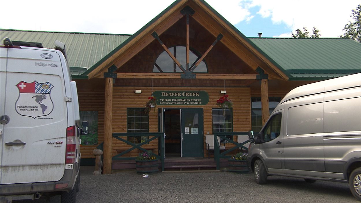 façade du centre d'information touristique avec deux véhicules récréatifs