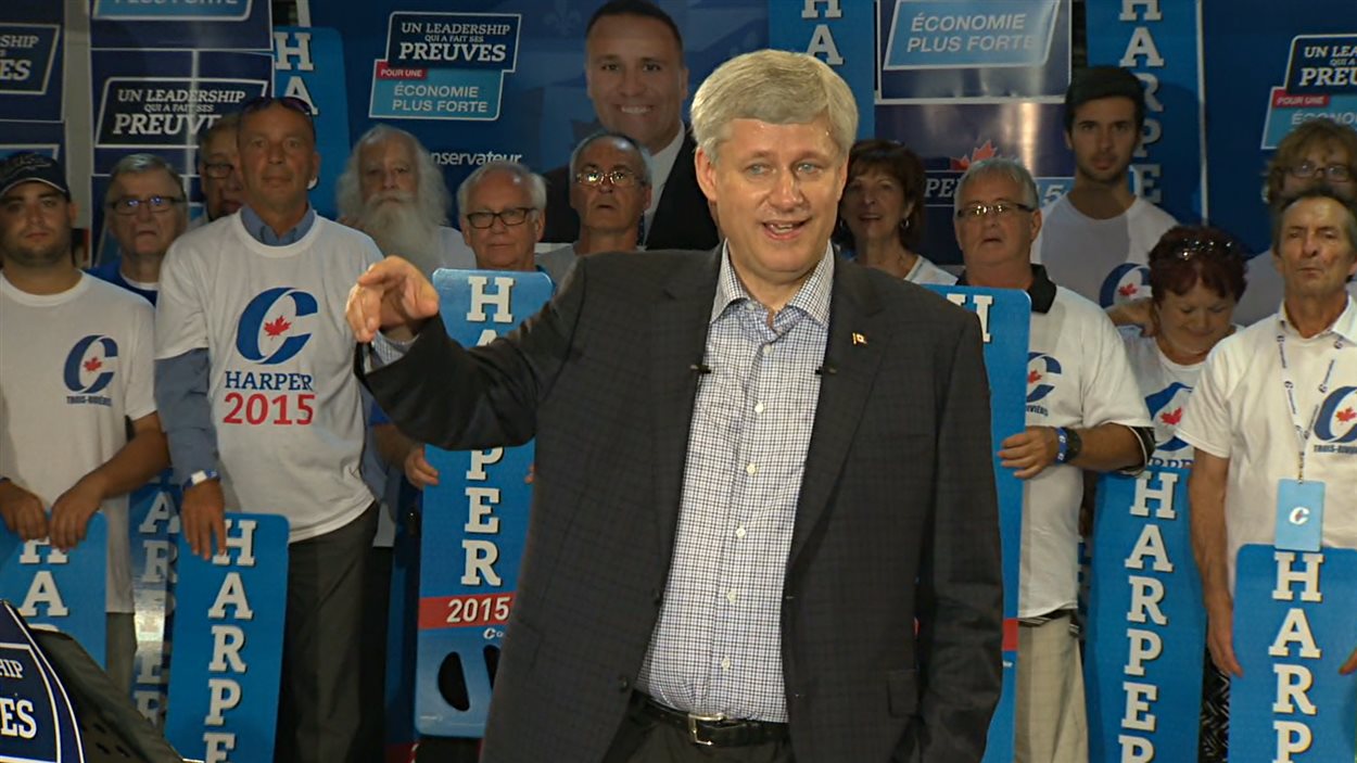 Stephen Harper était entouré de partisans au stade Fernand-Bédard, à Trois-Rivières.