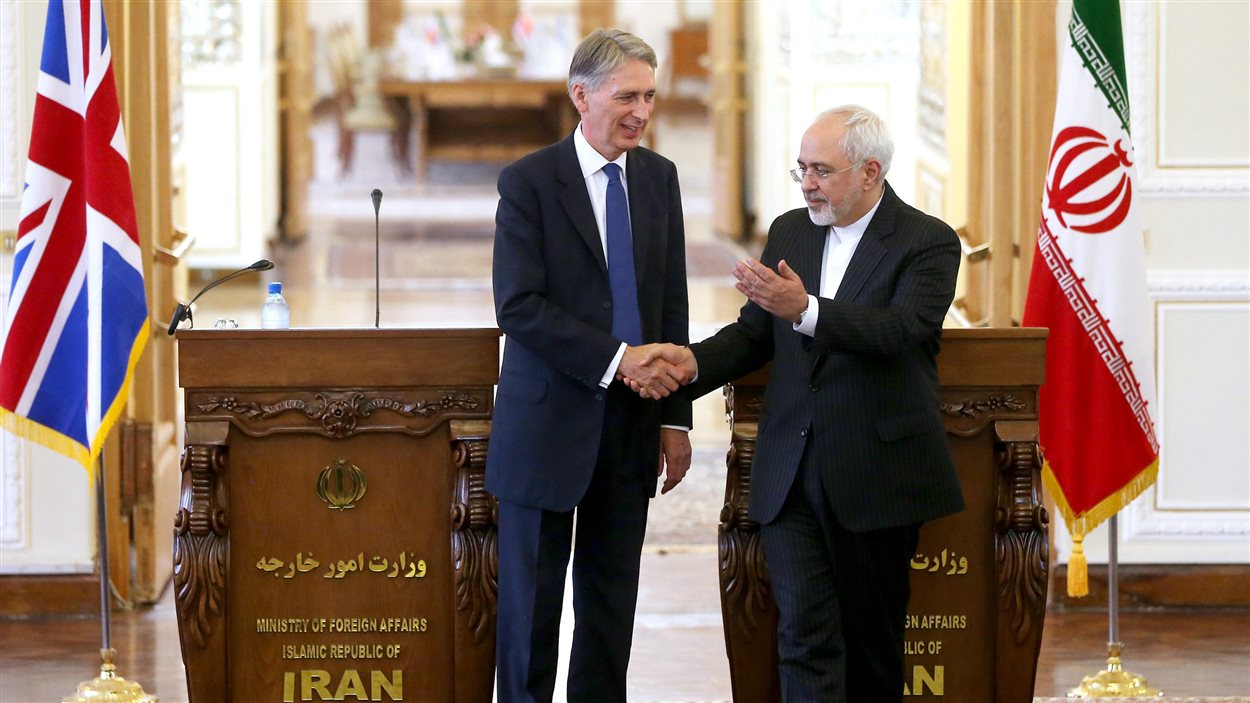 Le ministre iranien des Affaires étrangères, Mohammad Javad Zarif serre la main de son homologue britannique Philip Hammond, au terme d'une conférence de presse à Téhéran.