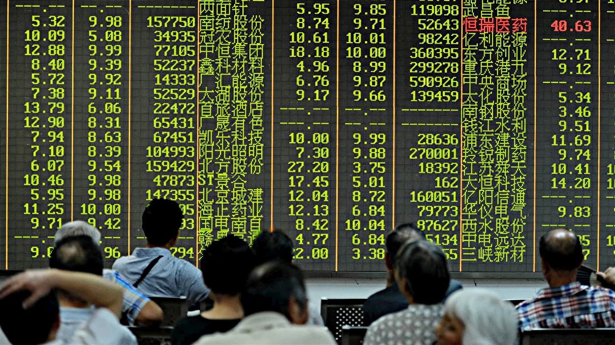 Des investisseurs à la bourse de Shanghai
