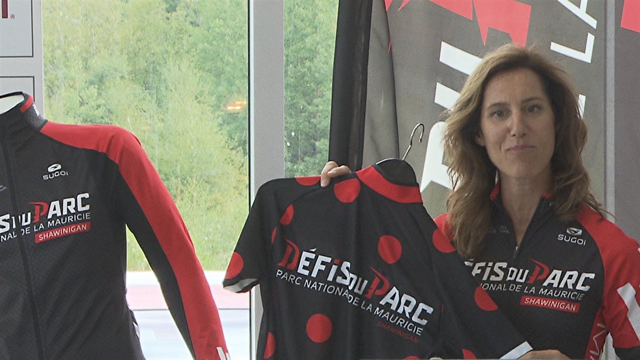 Le directrice des Défis du Parc, Marie-Josée Gervais, présente le maillot à pois.