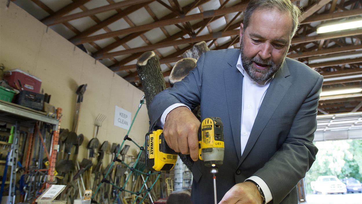 Thomas Mulcair a visité l'entreprise Bienenstock Natural Playgrounds, à Dundas en Ontario.