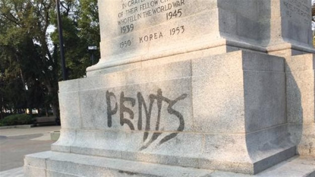 Le cénotaphe en l'honneur des anciens combattants dans le centre-ville de Regina a ciblé par des vandales.