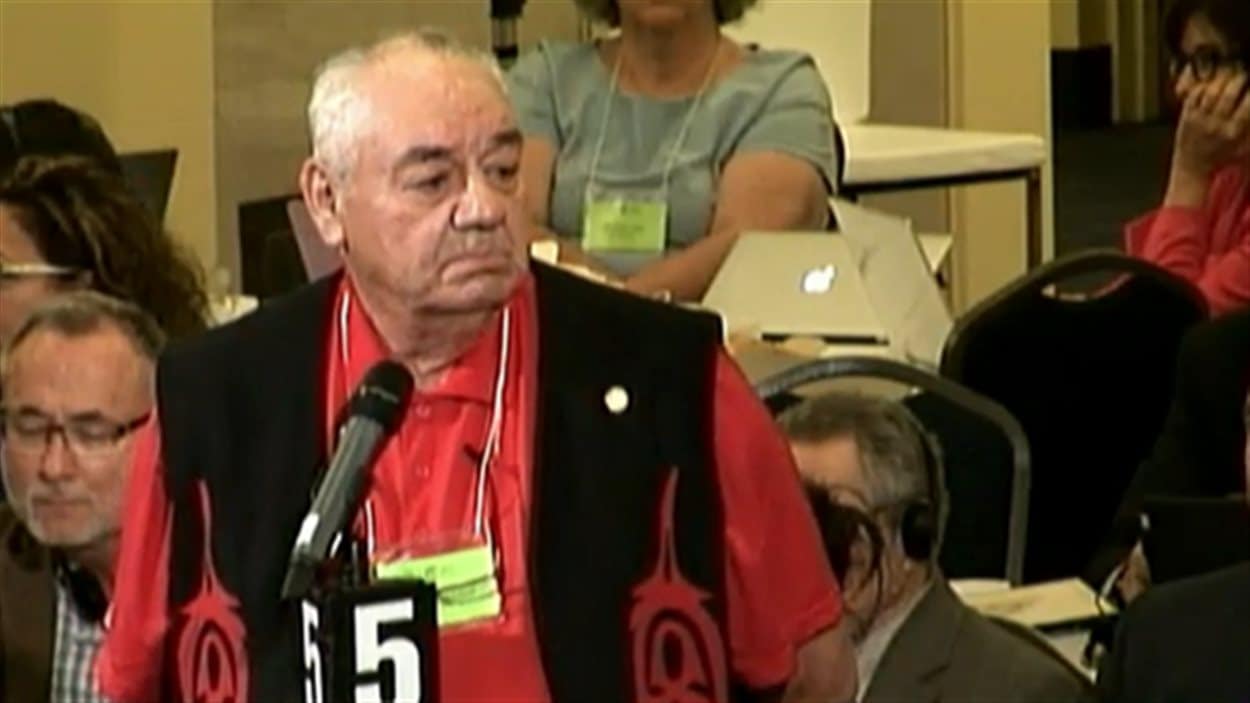 Ted Quewezance dénonce le manque d'accès au système de santé pour les Autochtones lors de l'assemblée générale annuelle de l'Association médicale canadienne à Halifax.