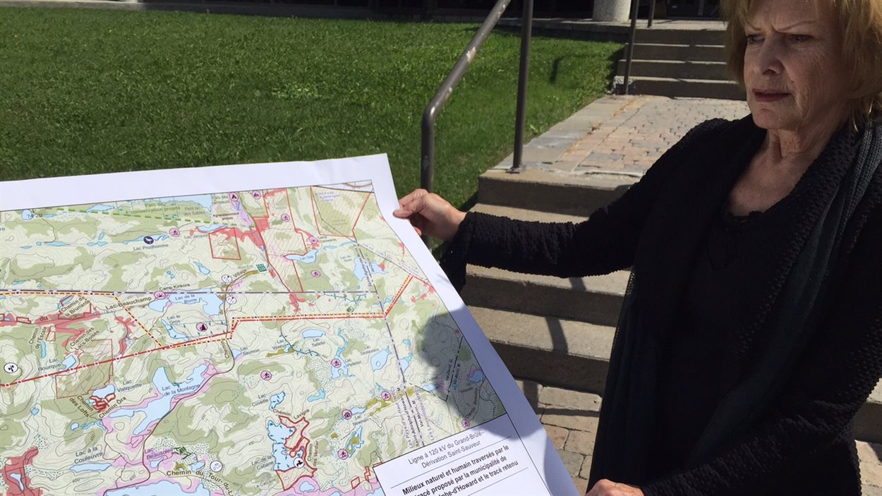 La mairesse de Saint-Adolphe-d'Howard, Lisette Lapointe, qui présente le tracé proposé en ultime recours à Hydro-Québec.